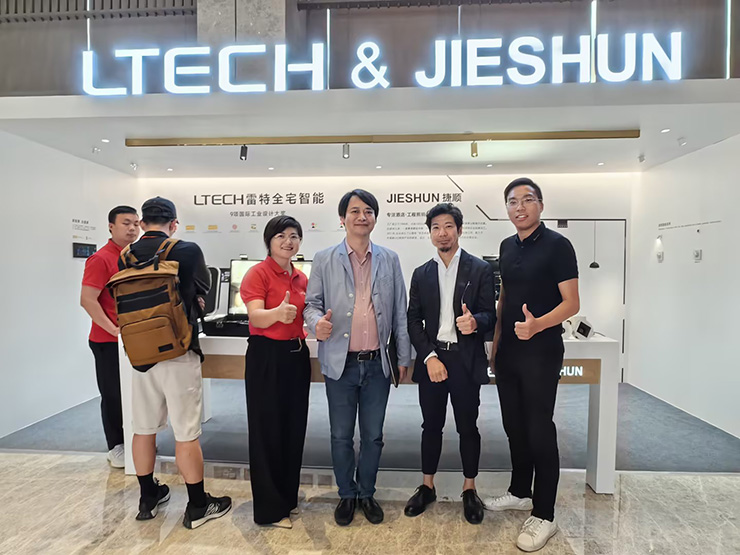 雷特展位合影